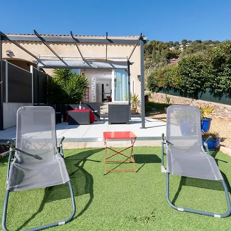 Face A La Superbe Terrasse Barbecue