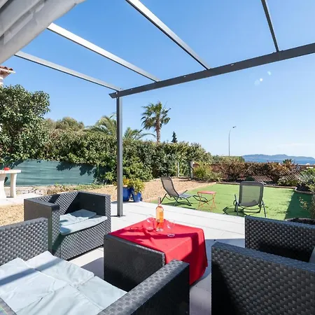 Face A La Superbe Terrasse Barbecue Le Pradet * Carqueiranne