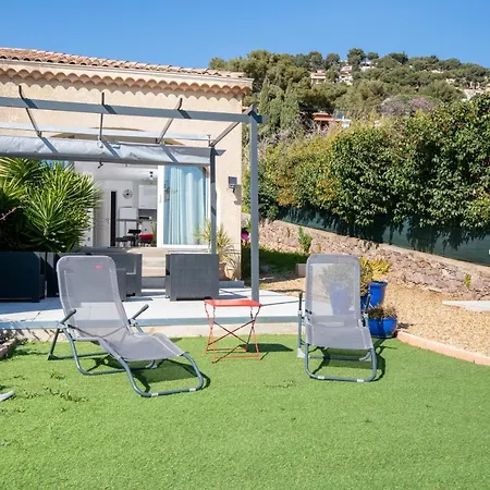 Face A La Superbe Terrasse Barbecue Le Pradet Carqueiranne