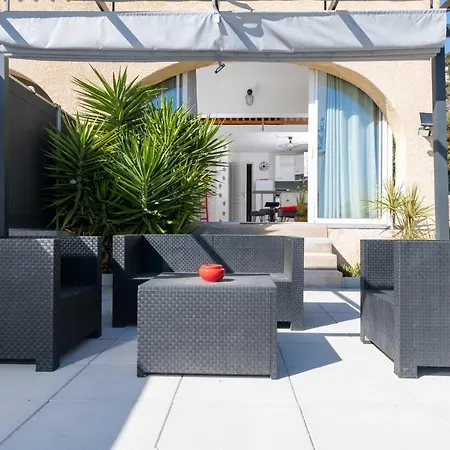 Face A La Superbe Terrasse Barbecue Le Pradet ガイヤック