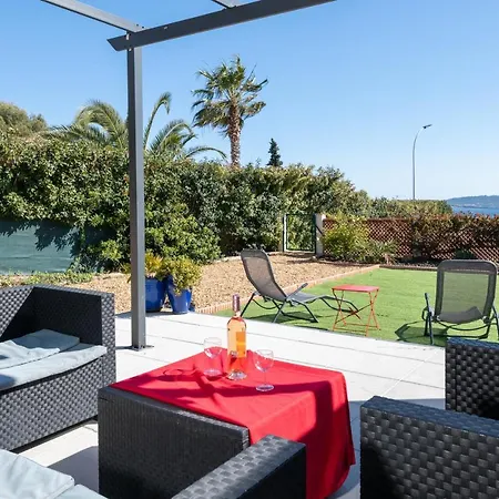 Face A La Superbe Terrasse Barbecue Le Pradet Apartment