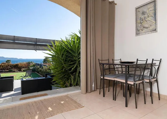 Face A La Superbe Terrasse Barbecue Le Pradet アパート