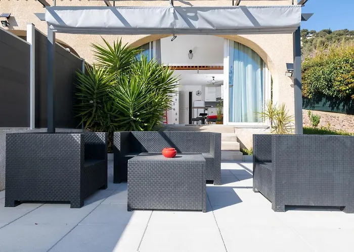 Face A La Superbe Terrasse Barbecue Le Pradet ガイヤック