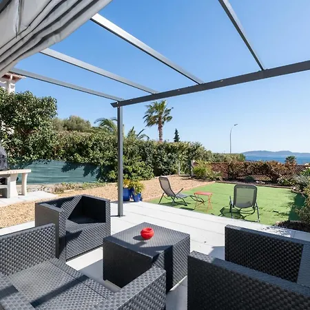 Face A La Superbe Terrasse Barbecue Carqueiranne