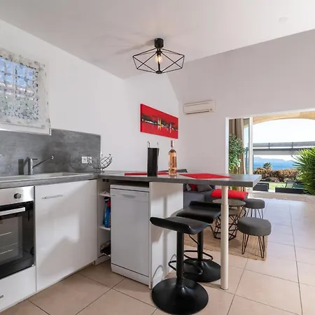 Face A La Superbe Terrasse Barbecue *