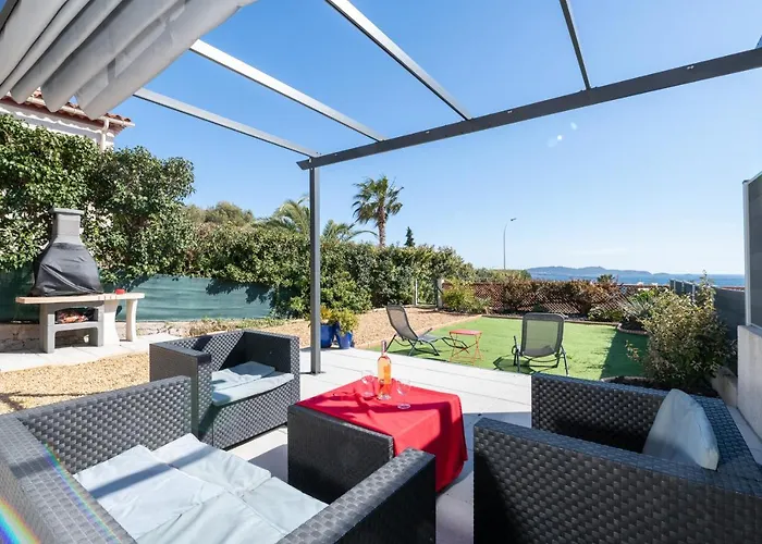 Face A La Superbe Terrasse Barbecue Le Pradet * Carqueiranne