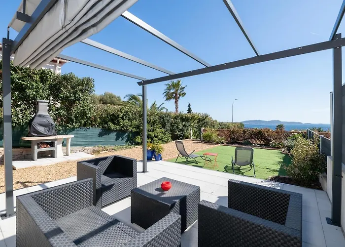 Face A La Superbe Terrasse Barbecue Le Pradet Carqueiranne