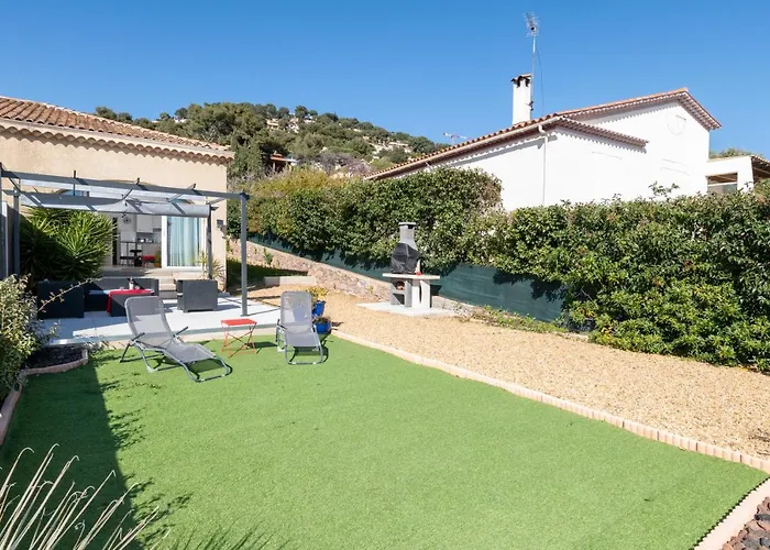 Face A La Superbe Terrasse Barbecue Le Pradet Carqueiranne