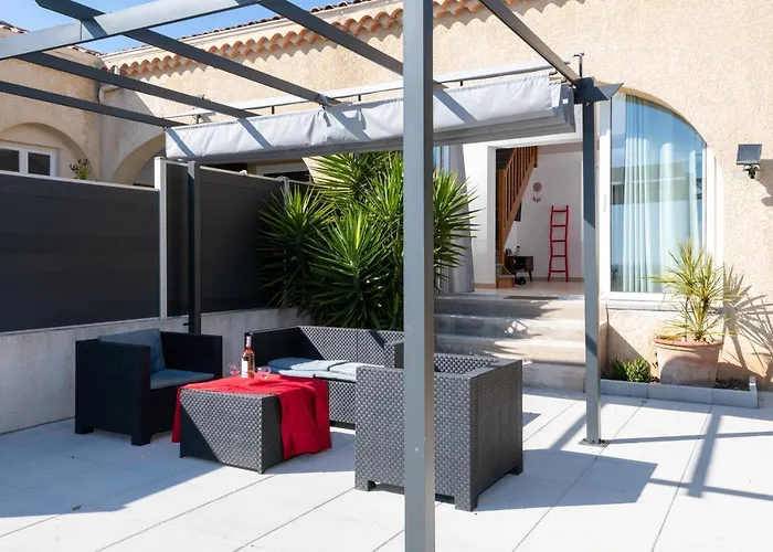 Face A La Superbe Terrasse Barbecue Le Pradet Carqueiranne